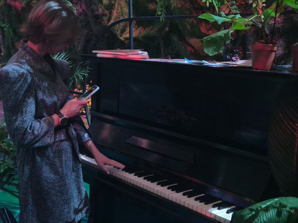 А если душа просит сыграть самому - никто не станет препятствовать. Некоторые инструменты здесь специально ждут своих талантливых гостей.