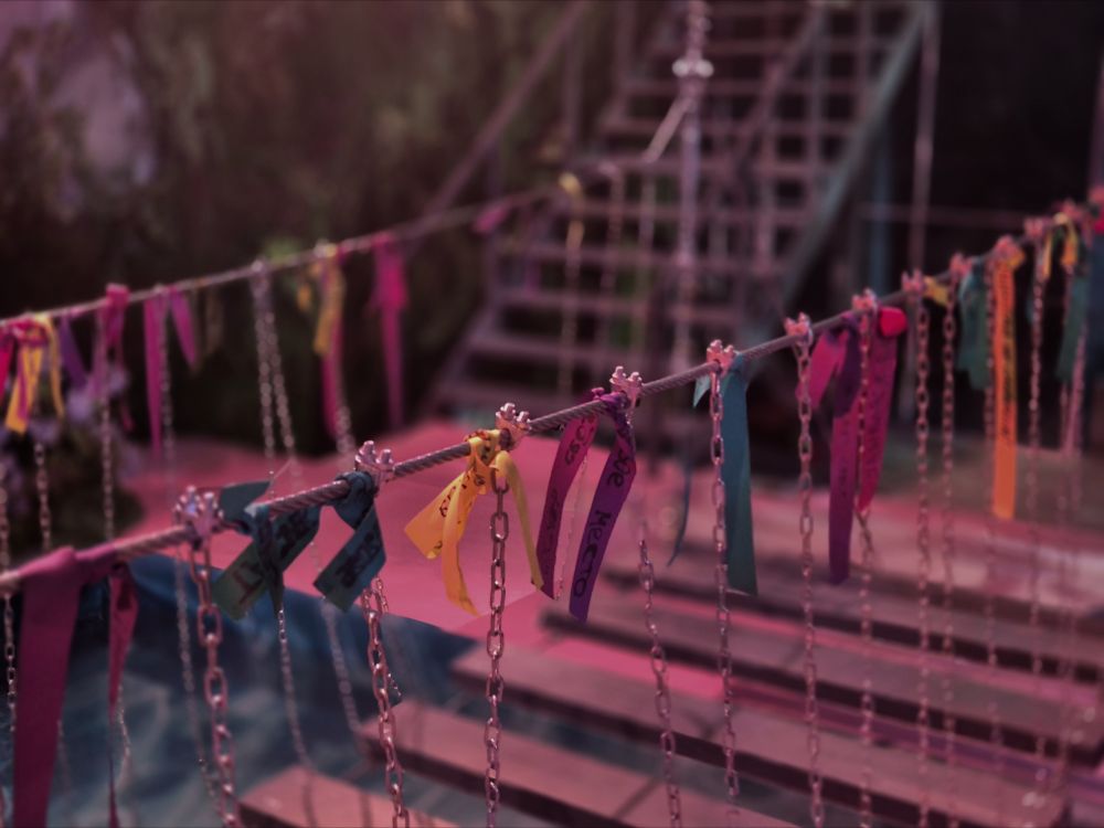 На мосту каждый может оставить пожелание или загадать желание, написав его на ленте. И тогда оно останется здесь, украшая путь для следующего зрителя.