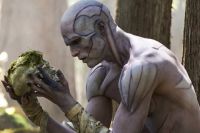 Кадр их х/ф «Франкенштейн» Гильермо дель Торо – Джейкоб Элорди в роли чудовища Франкенштейна. 