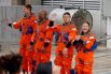 Экипаж миссии запуска Artemis II по Луне, астронавты NASA Рейд Уайзман, Виктор Гловер и Кристина Кох, а также астронавт Канадского космического агентства Джереми Хансен идут на посадку в астронавтский фургон в Космическом центре Кеннеди.