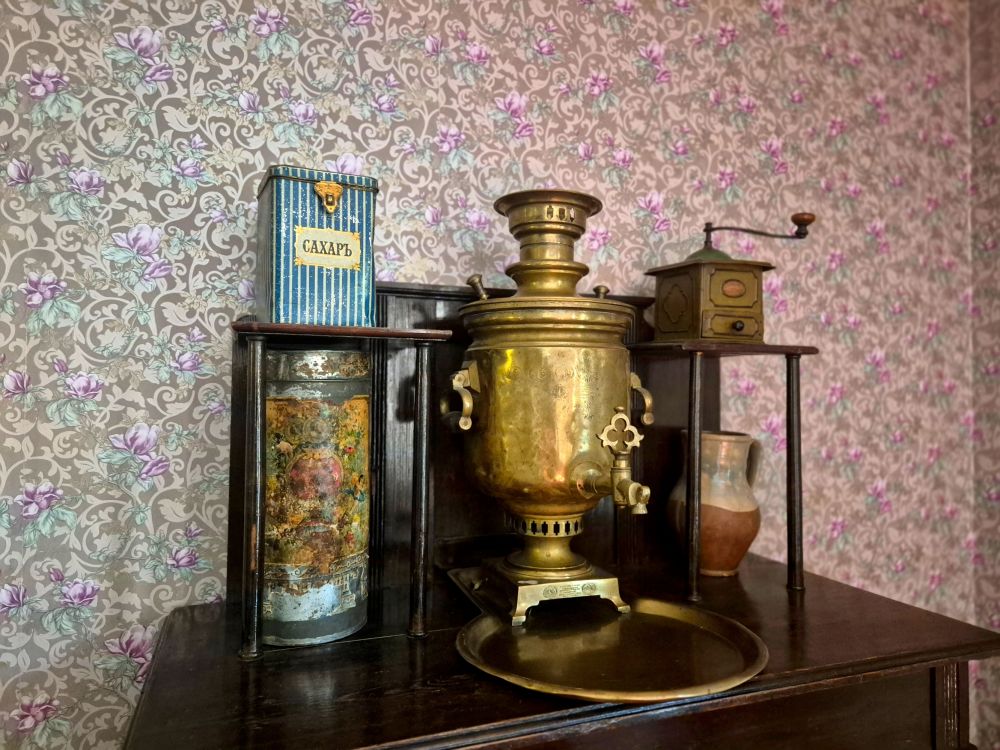 Самавар, цукарніца... Дзякуючы таварыскаму характару Змітрака Бядулі ў гады вайны ў гэтым доміку заўсёды былі цукеркі — сапраўдная раскоша для ваеннага перыяду.