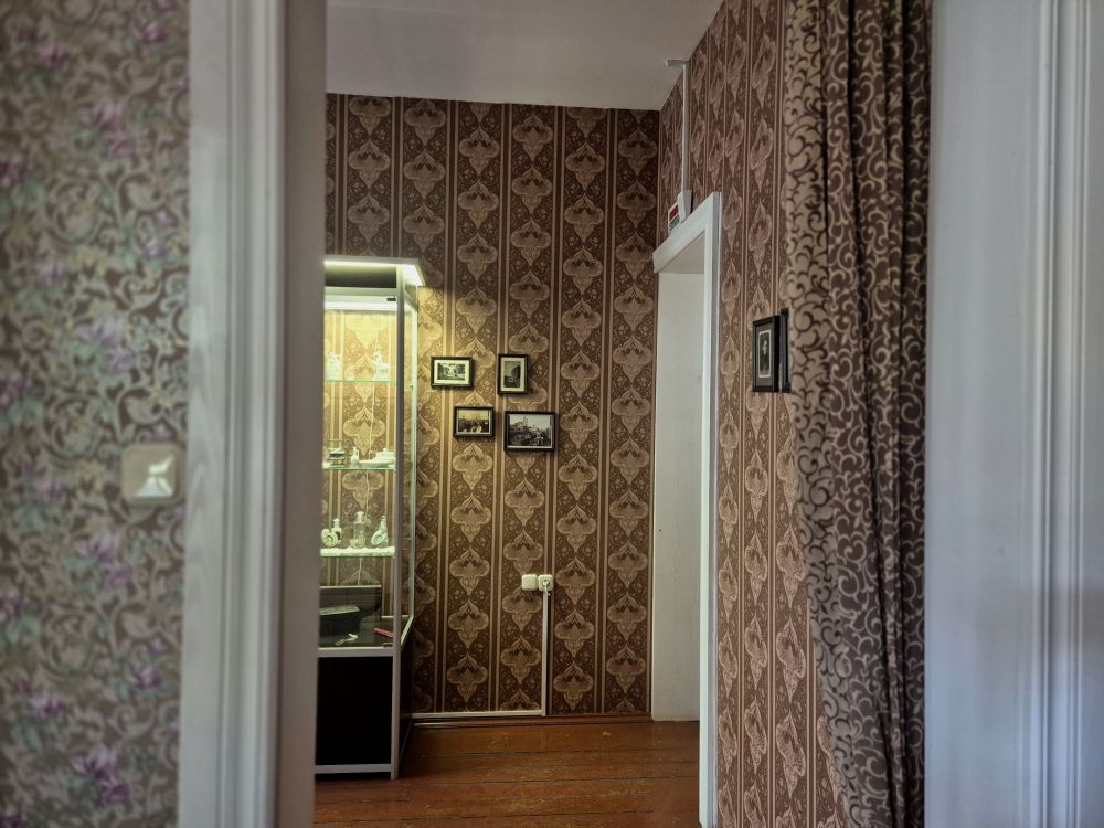 У доме заўсёды было шмат гасцей: пісьменнікі, акцёры, мастакі, музыканты.