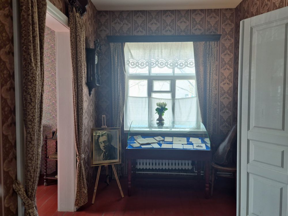 Аднойчы прыяцель Плаўніка папрасіў прытуліць хлопца. Ім аказаўся Максім Багдановіч, у якога ўжо была адкрытая форма туберкулёзу. Параіўшыся з сёстрамі, Змітрок Бядуля вырашыў: яны паклапоцяцца пра паэта.