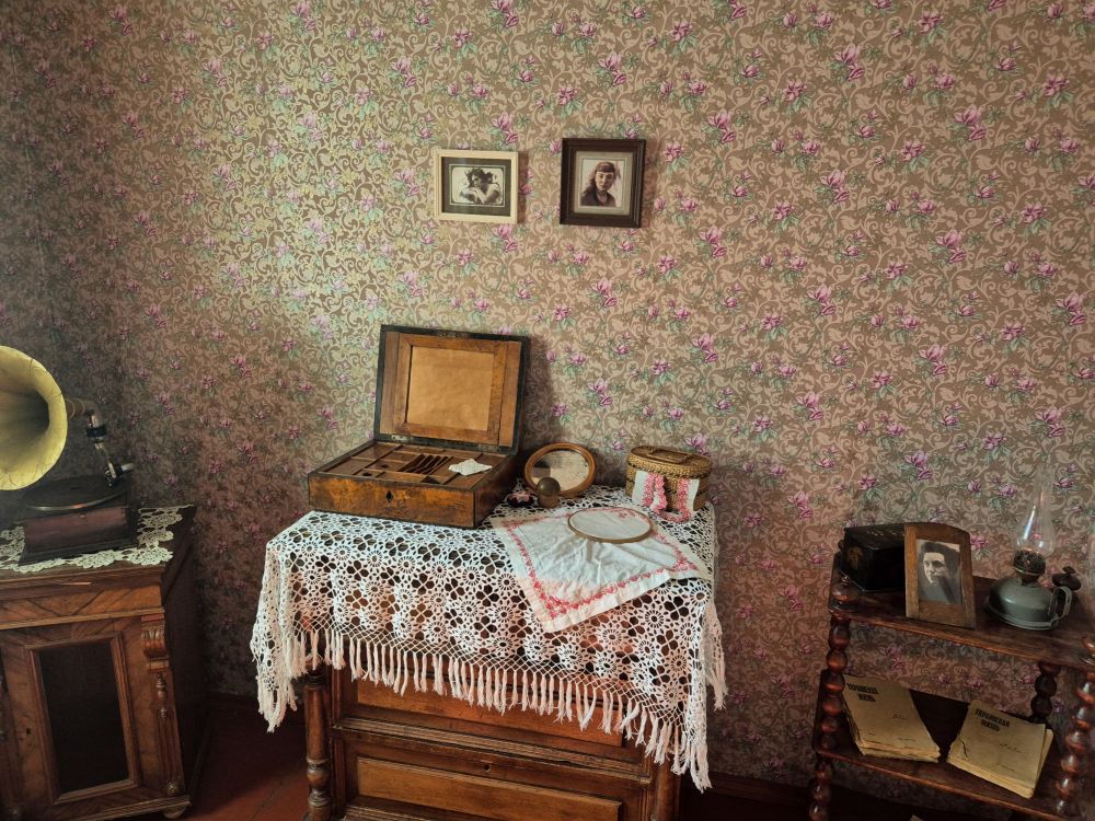 У суседнім пакоі жылi сёстры паэта.