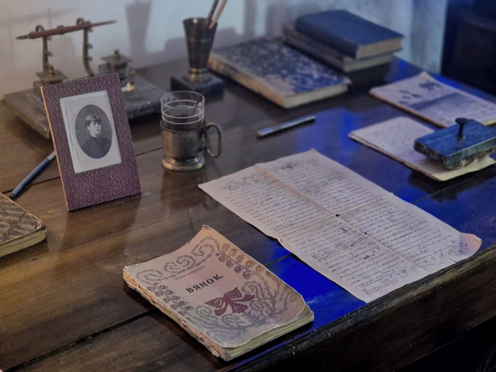 Творчая лабараторыя паэта прадстаўлена дакументамі і кнігамі, сярод якіх адзіны прыжыццёвы зборнік Багдановіча «Вянок».