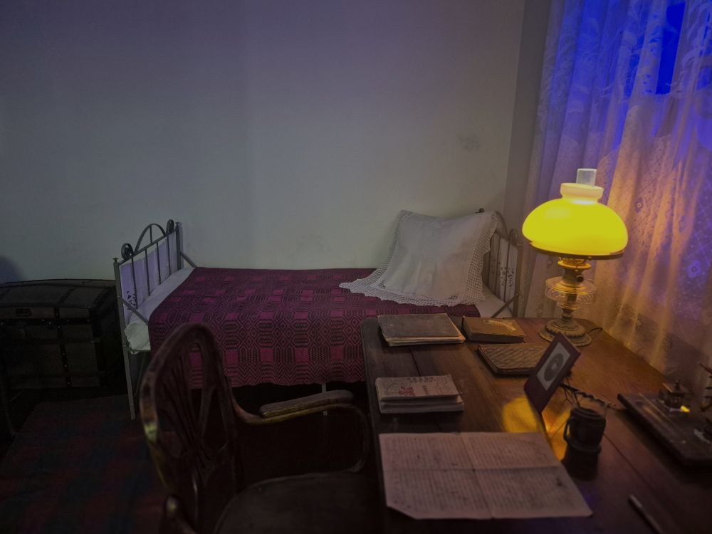 Мемарыяльны пакой Максіма Багдановіча адноўлены па ўспамінах Зоські Верас, Лявона Зайца і самога Змітрака Бядулі. Мастацкае афармленне пакоя - штучна створаная ноч - час, калі Багдановіч працаваў над сваімі творамі.