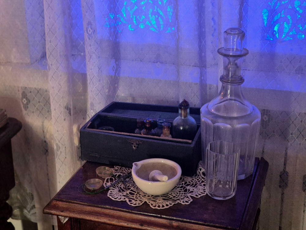 Ёсць тут і асабістыя рэчы Багдановіча - ступка з таўкачом для лекаў.