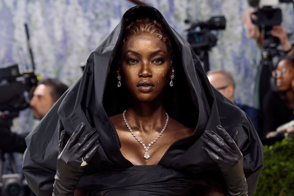 Итальянский модельер и креативный директор Balenciaga Демна Гвасалия хотел создать для модели Анок Яй образ Мадонны. Для этого он обратился к деревянным скульптурам, изображающим плачущую Деву Марию.