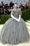 Сара Полсон стала одной из самых обсуждаемых гостей Met Gala после появления в маске из однодолларовой купюры. Многие увидели в этом намёк на сверхбогатых американцев: на Джеффа Безоса и его супругу, которые пожертвовали Институту костюма не менее $10 млн, став одними из главных спонсоров бала. Для многих это стало символом того, что культурное событие можно «купить».