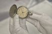 Гадзіннік 1910 года вядомага гандлёвага дома «Павел Бурэ» (пастаўляў гадзіннікі ў Імператарскі двор). Гэты гадзіннік належаў Уладзіміру Караткевічу. З ім звязаная такая гісторыя: у 1949 годзе, калі Караткевіч паступіў у Кіеве на філалагічны факультэт, яго дзядзька па лініі маці, Грынкевіч Ігар Васільевіч, падараваў Уладзiмiру Сямёнавiчу гэты гадзіннік у знак заахвочвання.