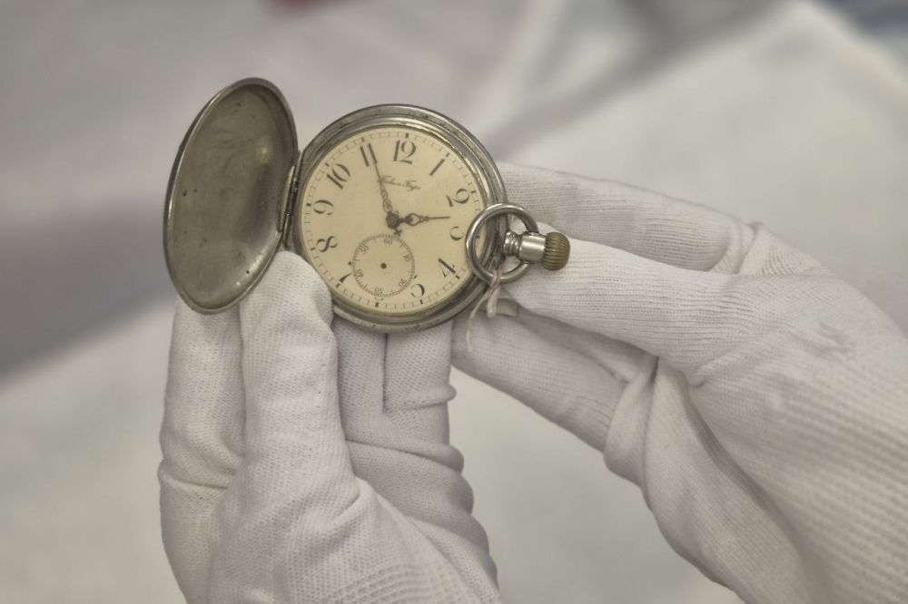 Гадзіннік 1910 года вядомага гандлёвага дома «Павел Бурэ» (пастаўляў гадзіннікі ў Імператарскі двор). Гэты гадзіннік належаў Уладзіміру Караткевічу. З ім звязаная такая гісторыя: у 1949 годзе, калі Караткевіч паступіў у Кіеве на філалагічны факультэт, яго дзядзька па лініі маці, Грынкевіч Ігар Васільевіч, падараваў Уладзiмiру Сямёнавiчу гэты гадзіннік у знак заахвочвання.