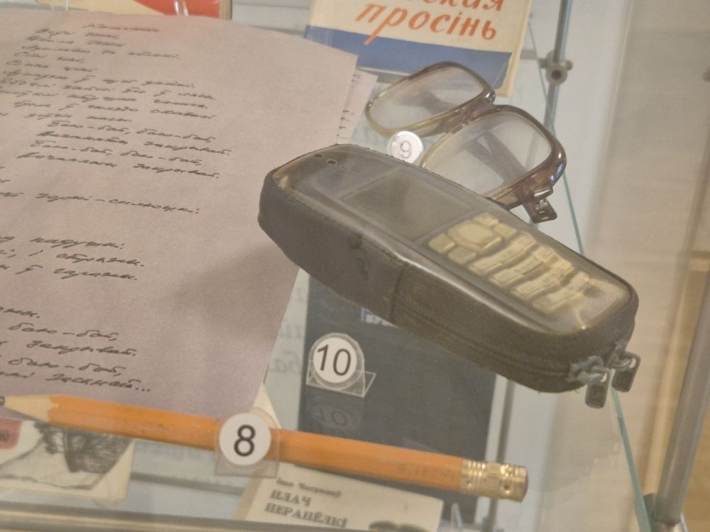Мабільны тэлефон паэта Генадзя Бураўкіна, аўтара знакамітай «Калыханкі». Сведка таго, што класікі жылі ўжо і ў наш час.