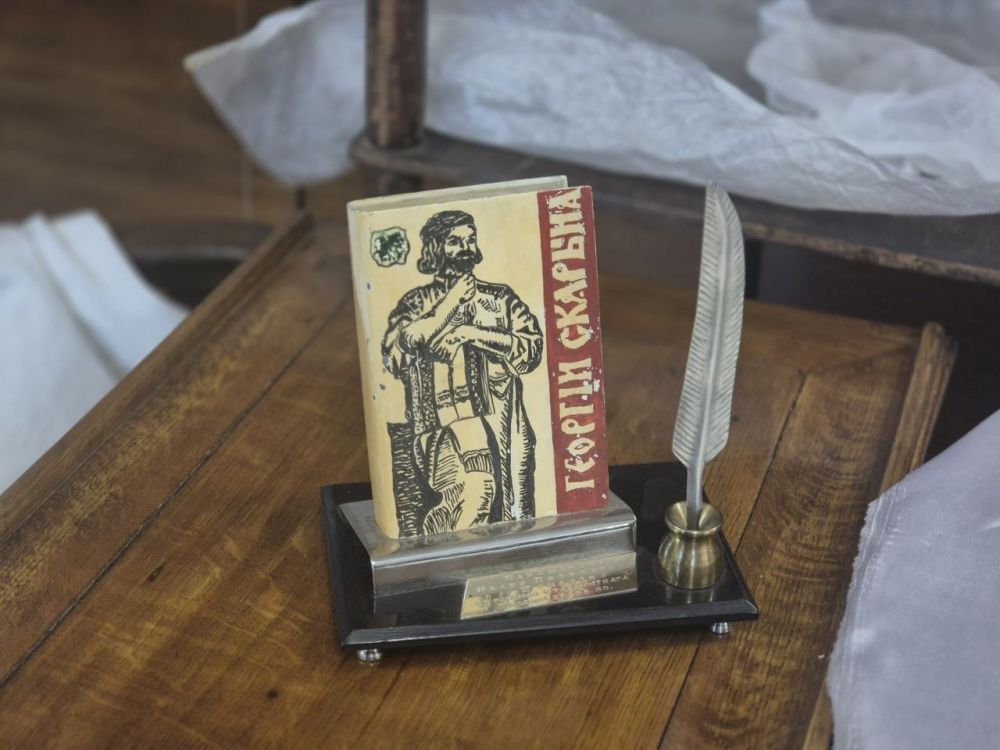 У пісьменнікаў было шмат памятных сувеніраў ад розных арганізацый, школ, каледжаў. Напрыклад, гэты сувенір у выглядзе кнігі з выявай Ф. Скарыны і чарніліцай быў падораны Шамякіну жыхарамі старажытнага Полацка.