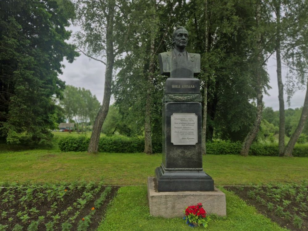 На центральной аллее — памятник Янке Купале работы скульптора З. Азгура.