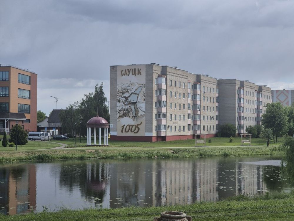 Фасады многоэтажек в Слуцке превратились в настоящие полотна. Муралы, украшающие разные микрорайоны, позволяют узнать и историю города, и его культурные символы.
