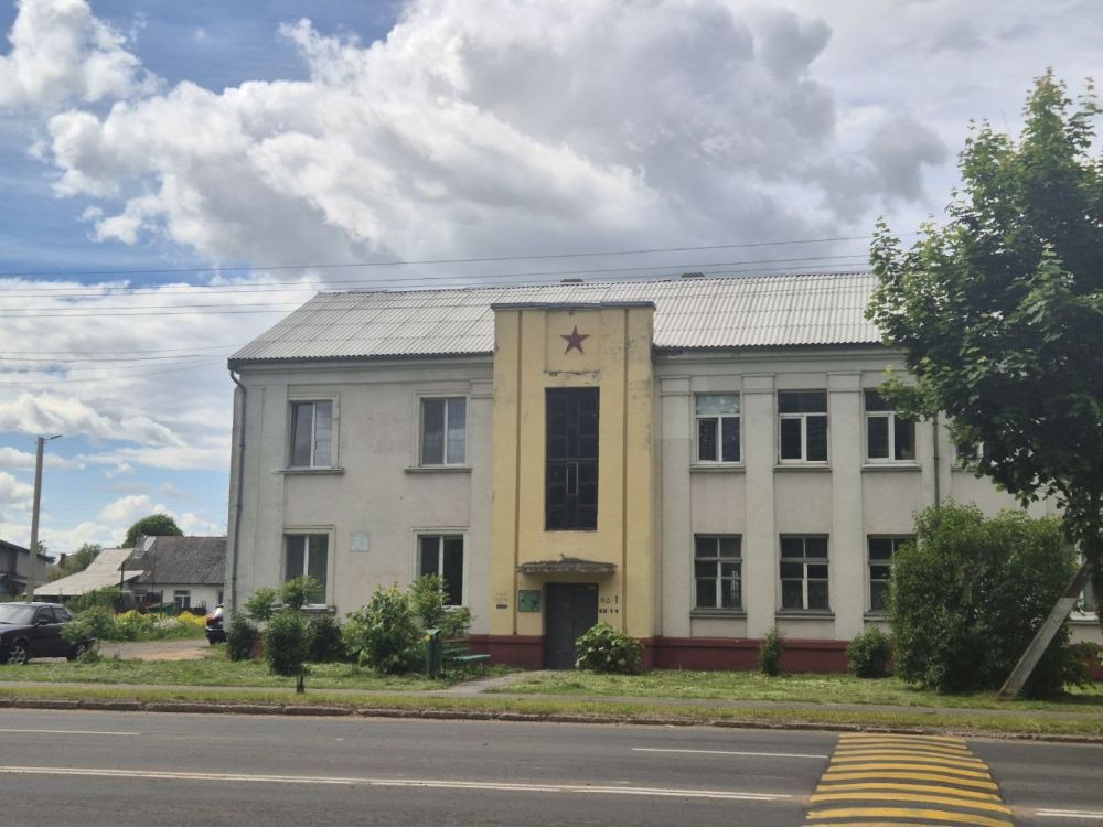Красные звезды на жилых домах — памятные знаки, которые устанавливались в послевоенные годы и в эпоху СССР. В Слуцке таких домов много. 