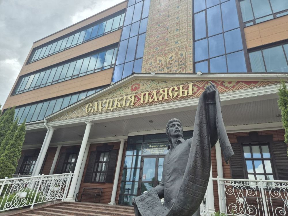 Музей истории слуцких поясов. На экскурсию нужно записываться заранее, желающих много. 